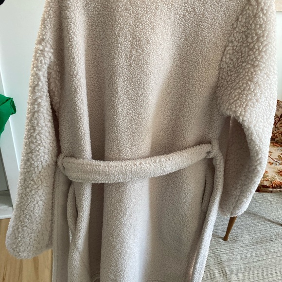 SOLD Uniqlo Fleece / Furry Coat - Picture 4 of 9